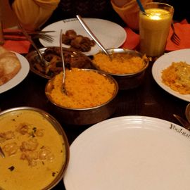 Gedeckter Tisch im Yogi-Haus
Beilagen: Reis, Bathura, diverse Saucen (Joghurt, Minze, Curry, Wasabi)
Hauptgerichte: Schrimps, Ente und Lamm
Getr&auml;nke: Mango-Lassi