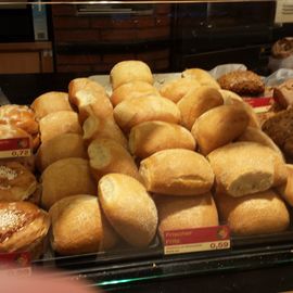 Frische Backwaren in der Auslage bei der Bäckerei Wiedemann