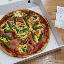 Abbildung zeigt: Pizza Bistro mit saftigem Hinterschinken, grünem Spargel und Sauce Hollandaise