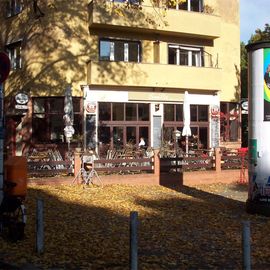 Ansicht der Ladenfront mit Blick auf die Terrasse (10/2013)