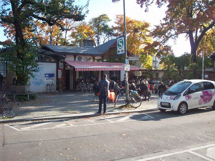 Ansicht der Ladenfront, mit Blick auf die Terasse - direkt neben dem S-Bahnhof Friedenau (10/2013)