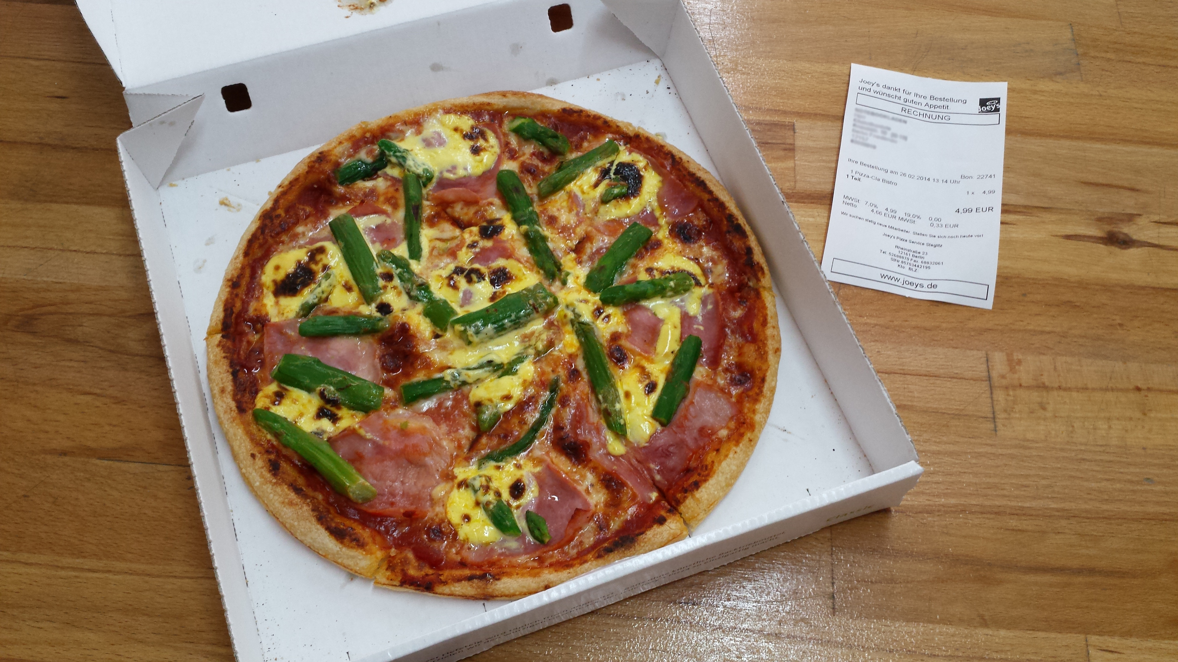 Abbildung zeigt: Pizza Bistro mit saftigem Hinterschinken, grünem Spargel und Sauce Hollandaise