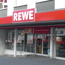 " REWE " in der Fussgängerzone