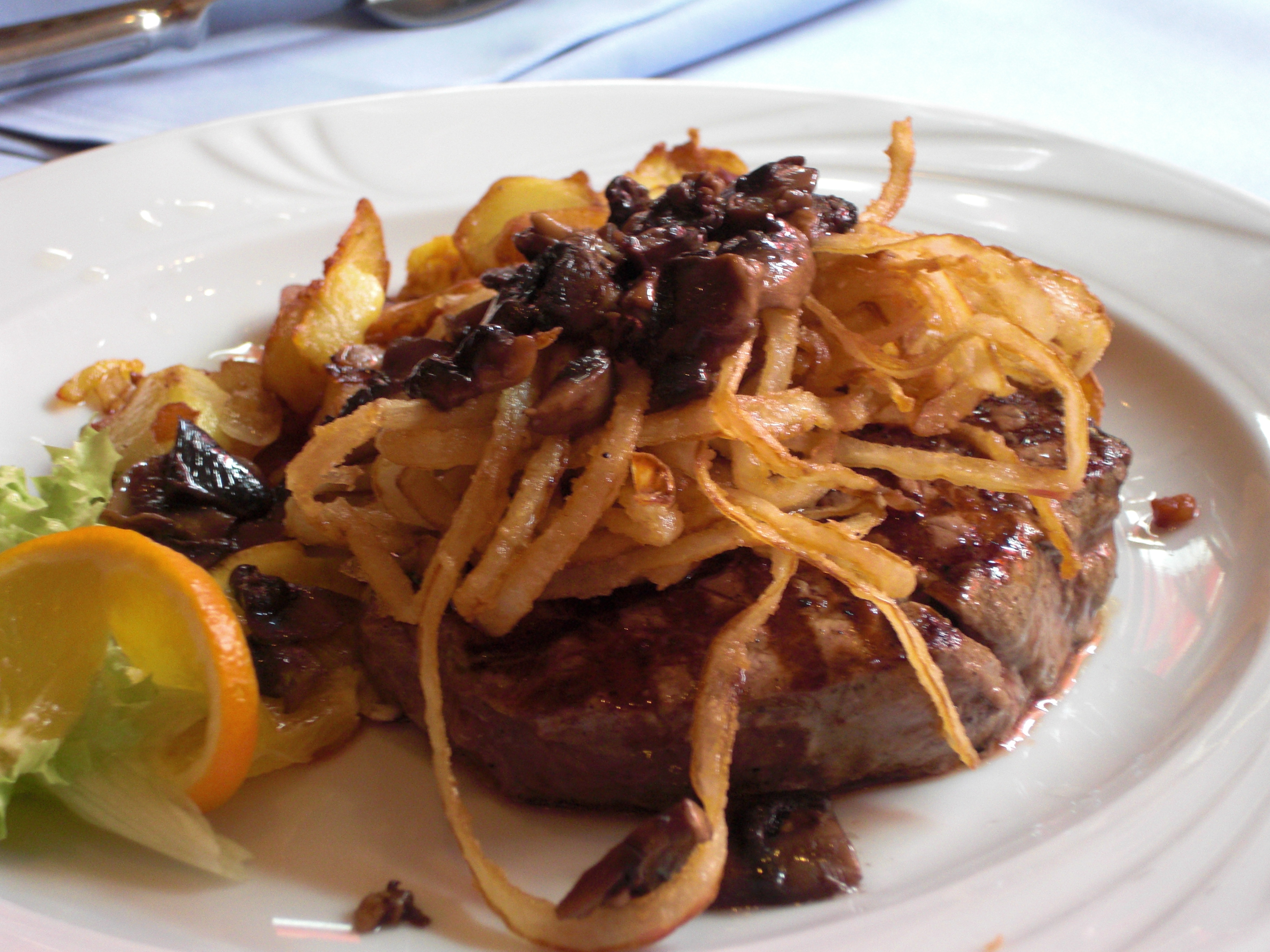 Filetsteak mit Röstzwiebeln und Pilzen