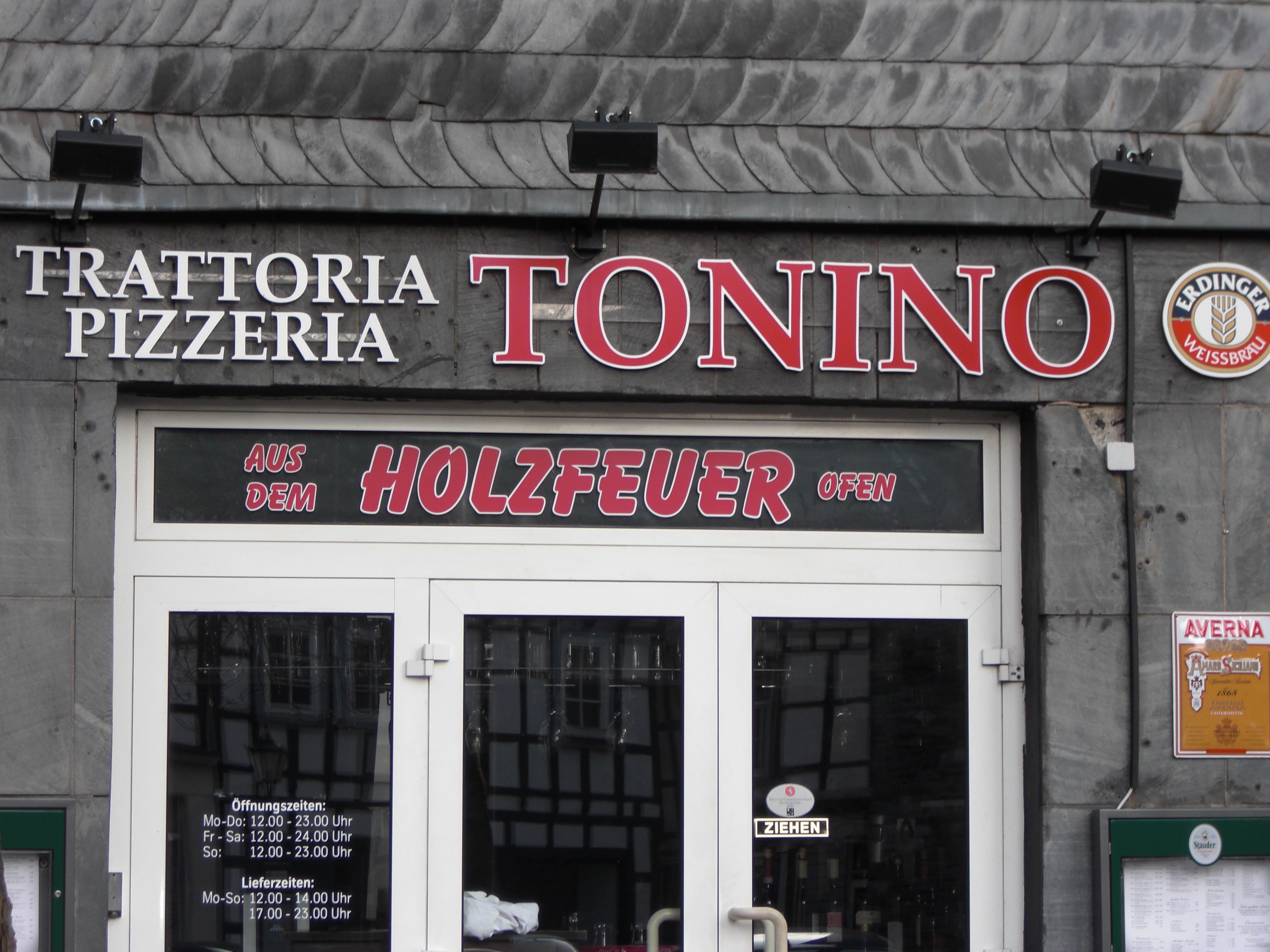 " Tonino " auf dem Kirchplatz in Hattingen, weniger eine Kneipe, eher eine Pizzeria.