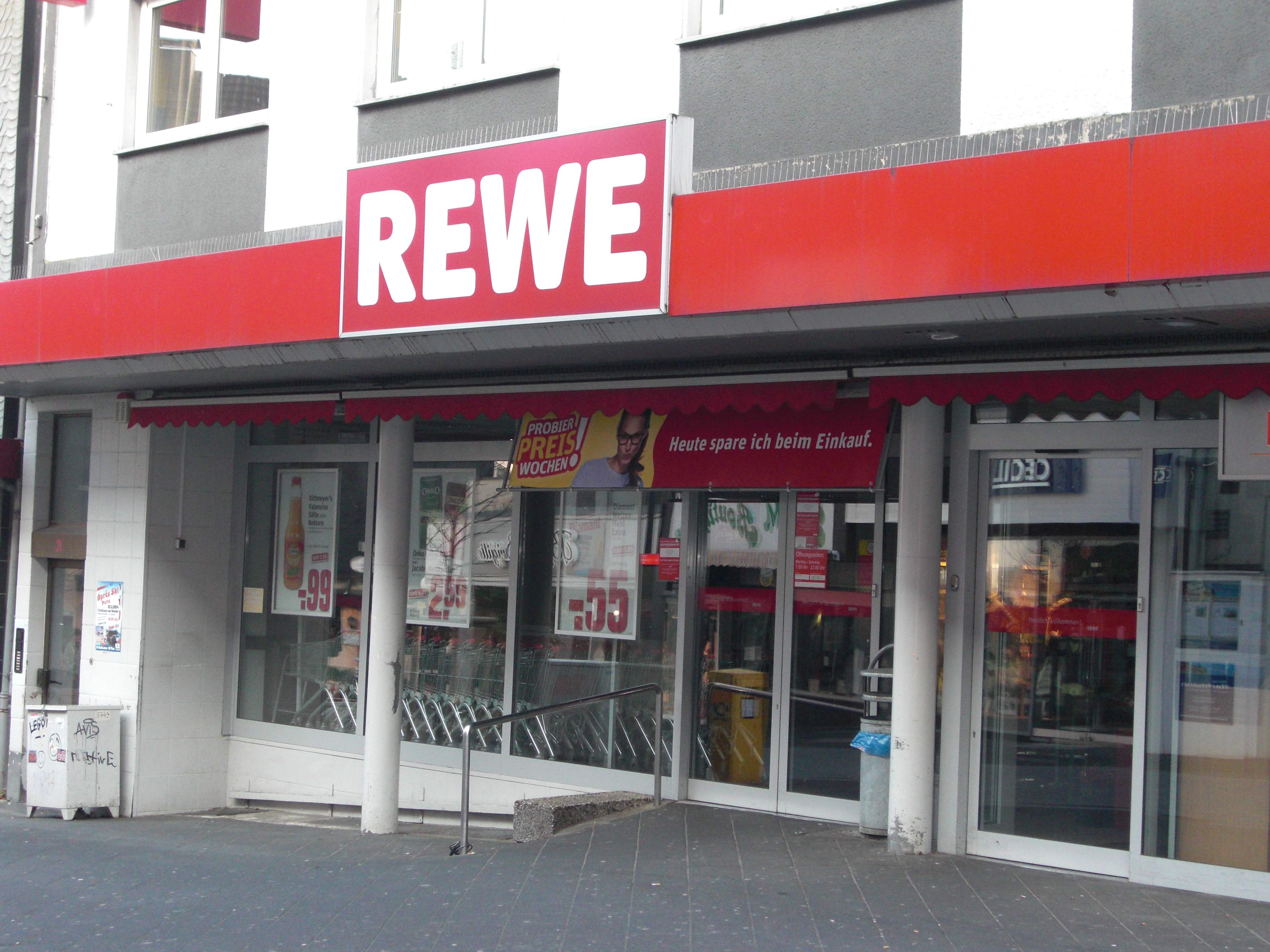 " REWE " in der Fussgängerzone