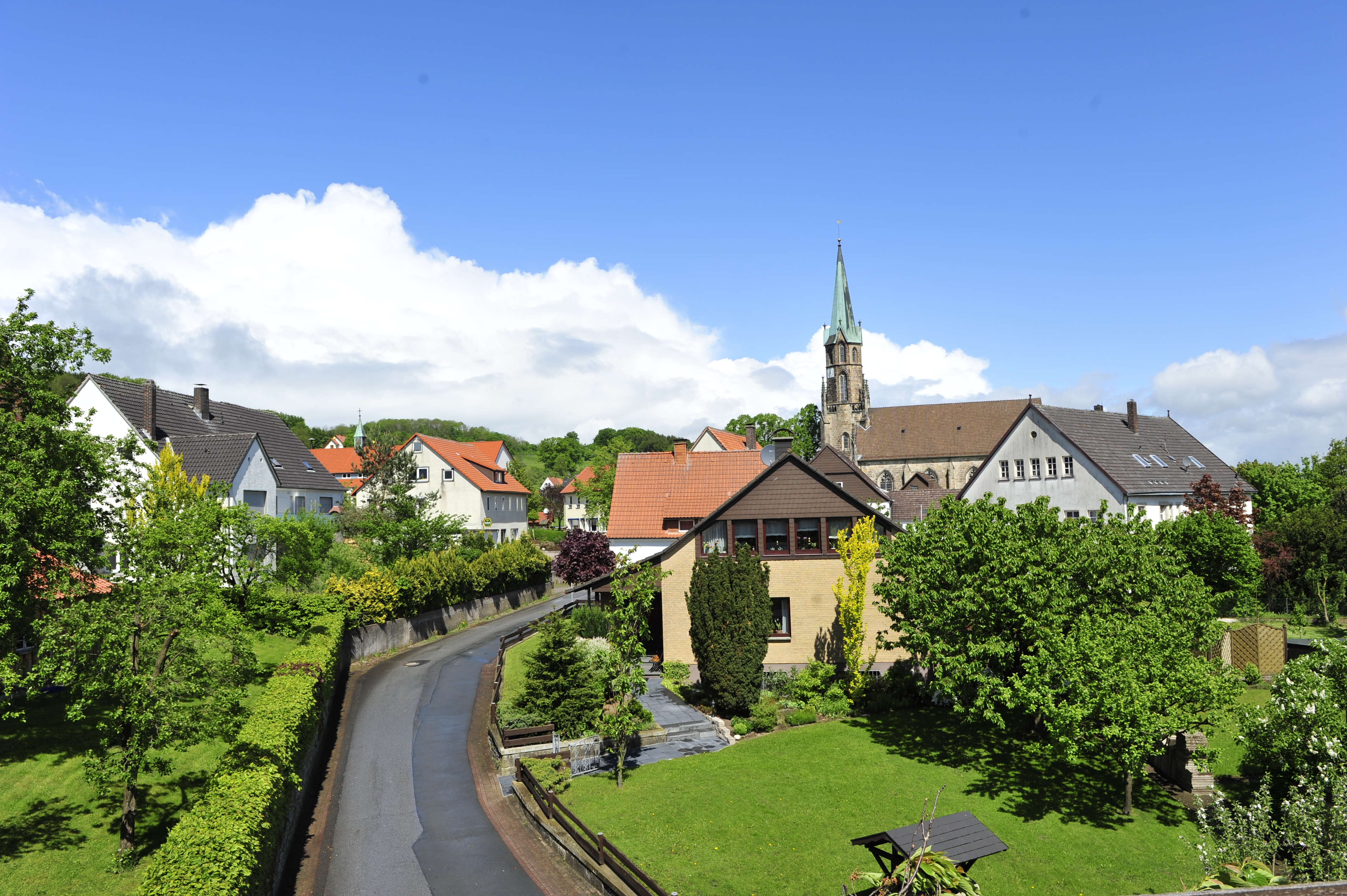 Ausblick vom Hotel Germanenhof zur Kirche in Sandebeck