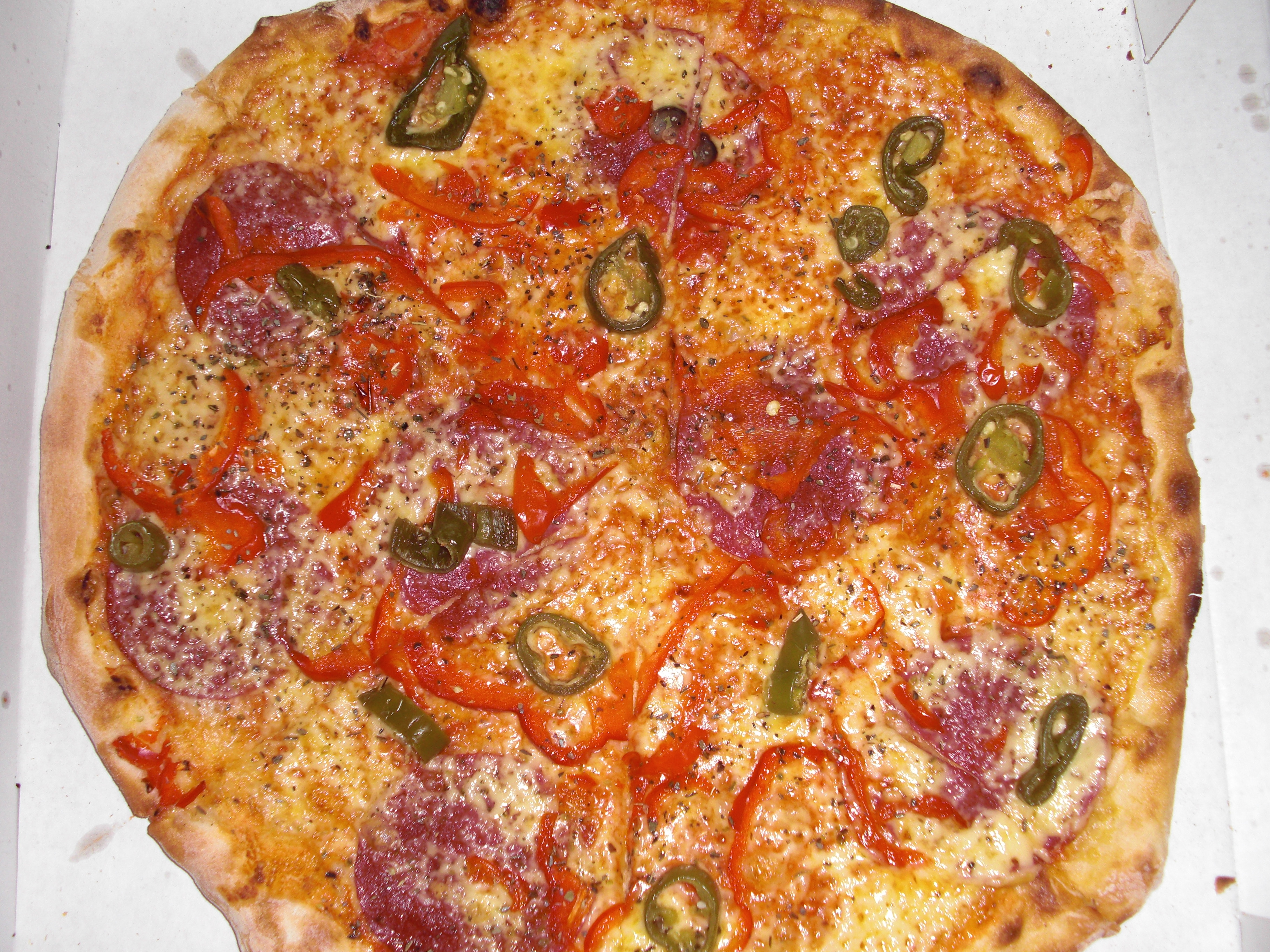 Pizza Salami-Paprika-Pepperoni von Tasfirin. Super lecker !