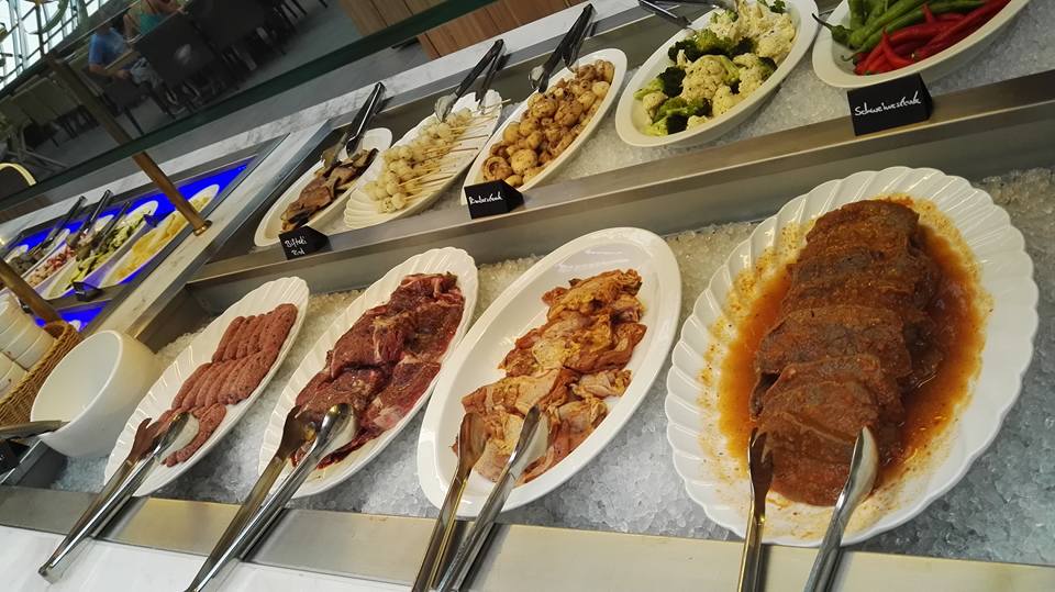 Fleisch, Meeresfrüchte und Gemüsevariationen für BBQ-Station