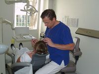 Dr. Vangerow bei der Arbeit (Foto von Website implantatebilliger.de )