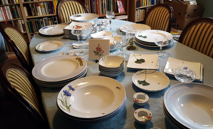 Der gedeckte Tisch, mit von Anja Gehrke bemalten Porzellan in unserem Laden.