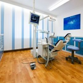 Behandlungsraum der Zahnarztpraxis M. Taromi und S. Modami Nürnberg