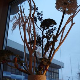 weihnachtlicher Frühstücksraum, Blick auf die Stadthalle