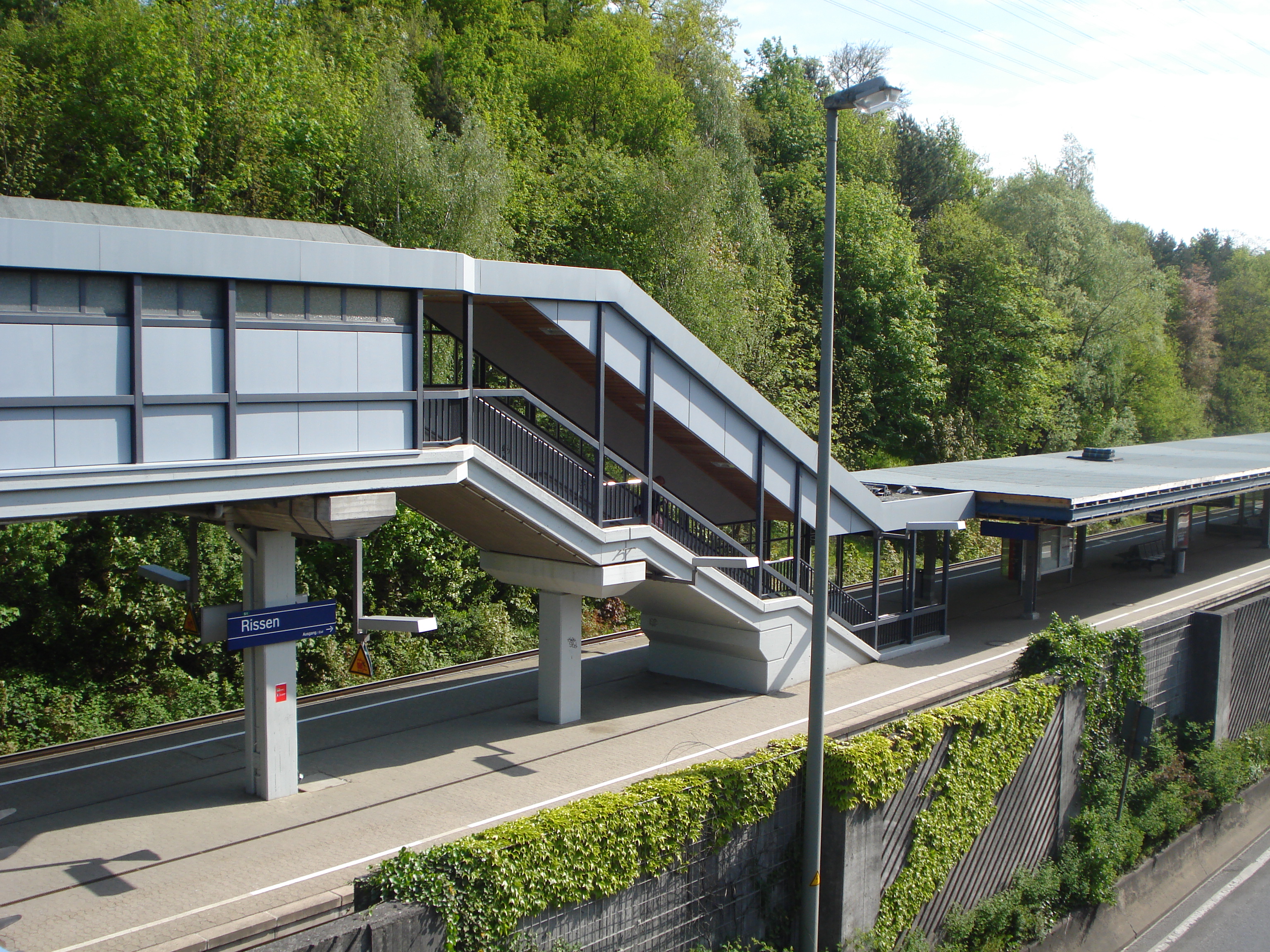 Überdachte Treppe zum Bahnsteig (hinterer Eingang)