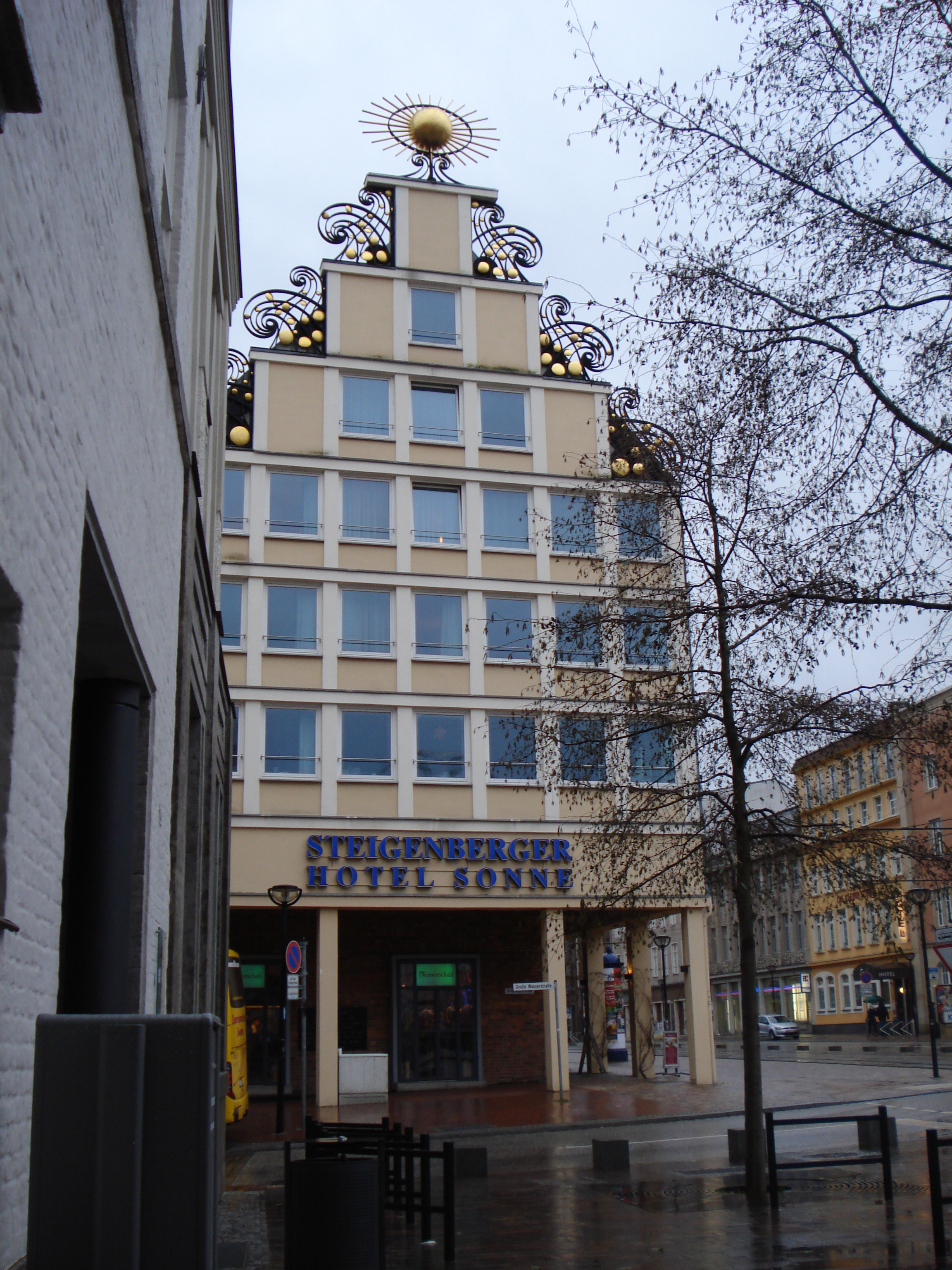 Blick auf das Hotel vom Rathaus