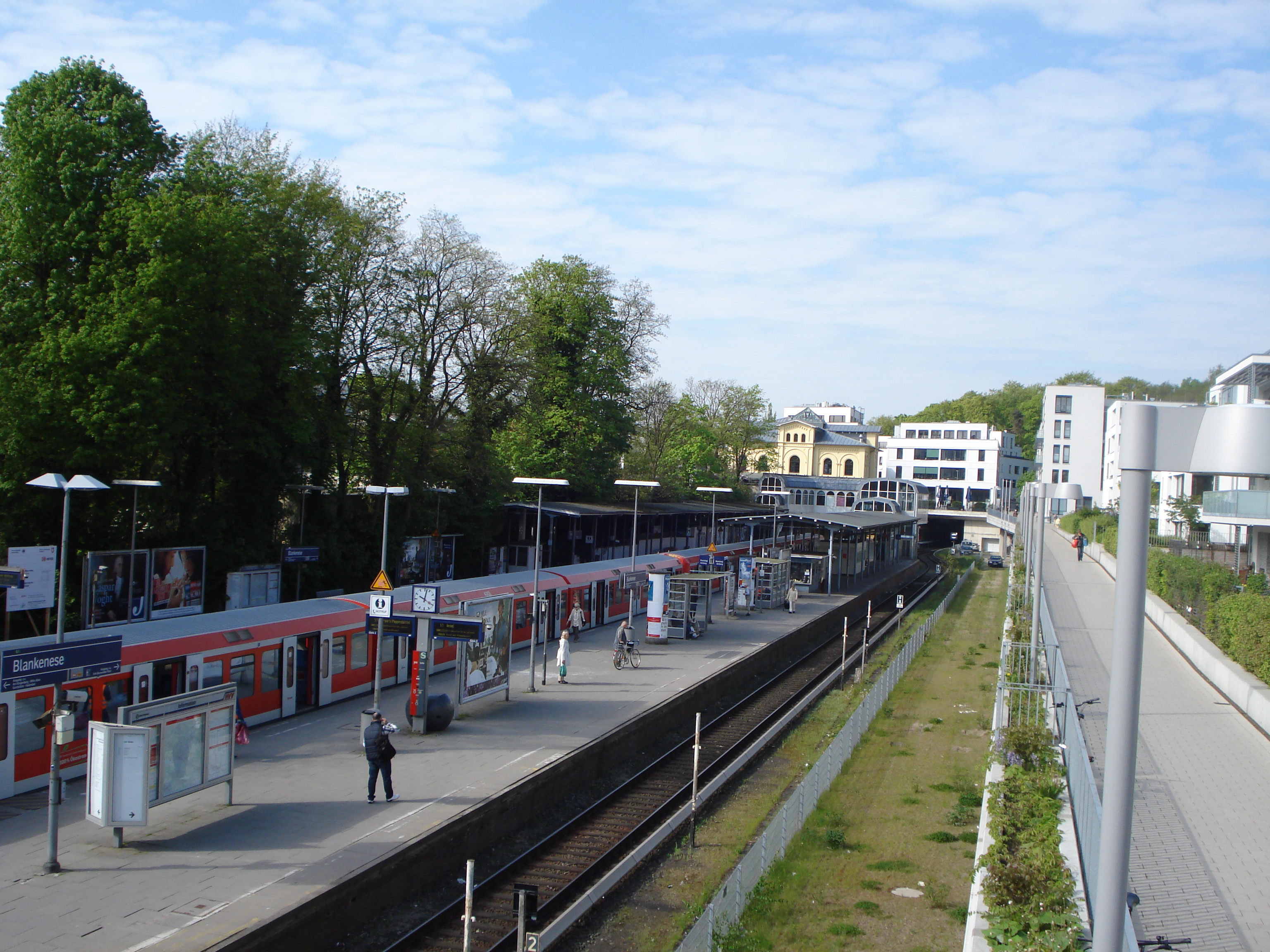 Blick auf den Bahnsteig - im Hintergrund ist das Bahnhofsgebäude