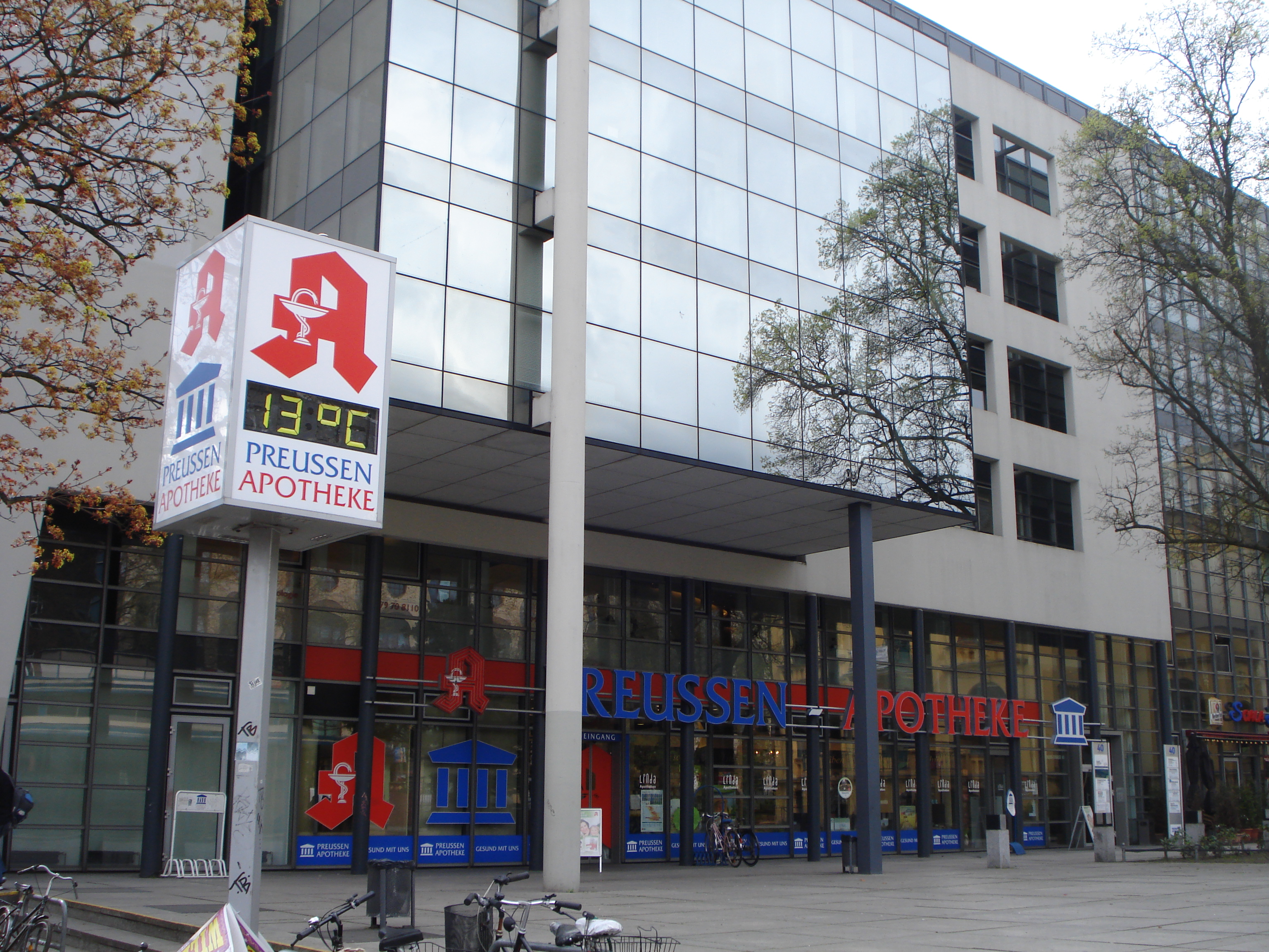 Blick von der U-Bahn-Station auf die Preussen Apotheke