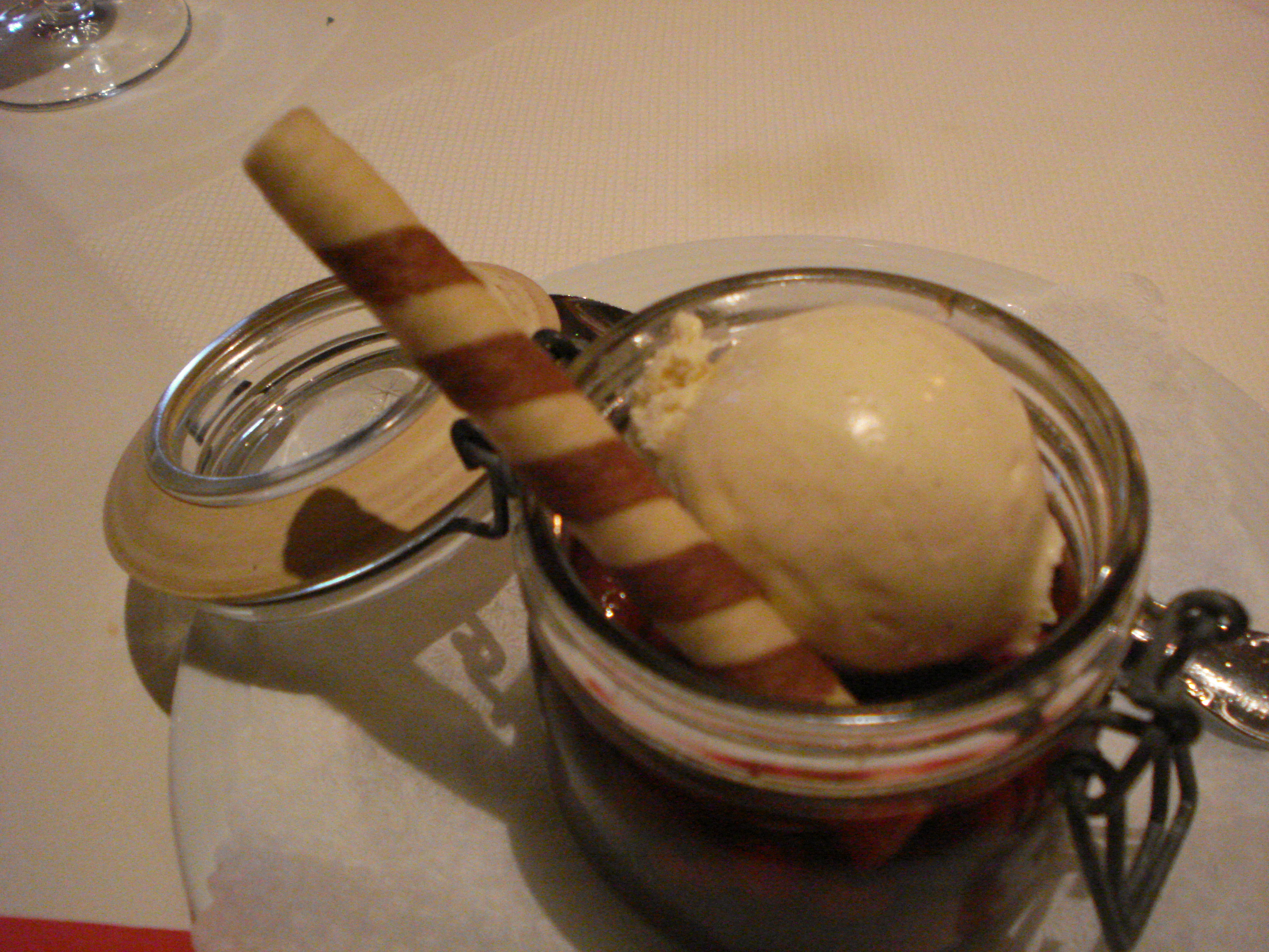 Hausgemachter Rumtopf mit Vanille-Eis