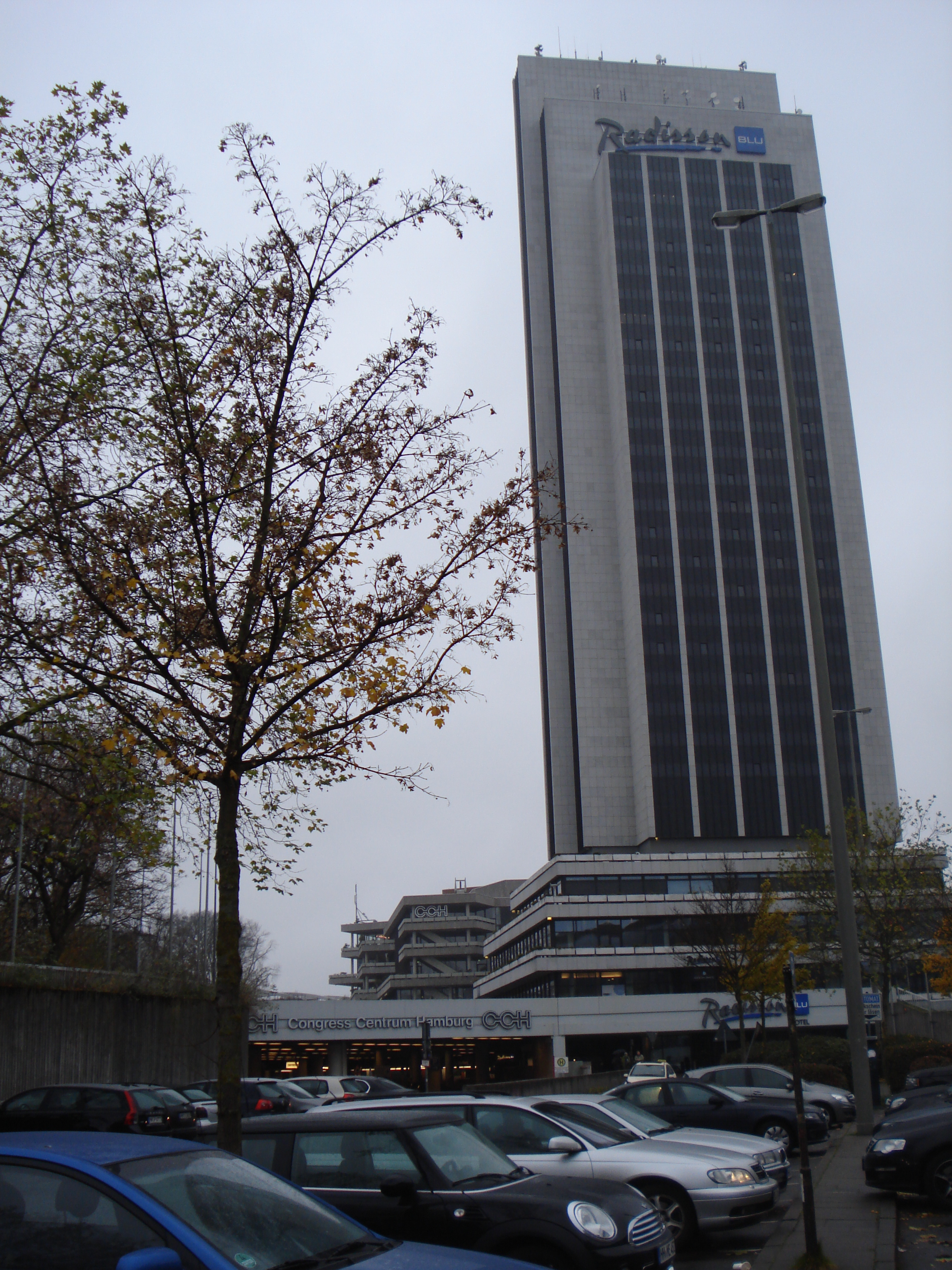 Das Hotel SAS Radisson, im Hintergrund links das Congress Centrum Hamburg CCH