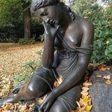 Brunnenskulptur "Milchmädchen" im Schlosspark Britz in Berlin