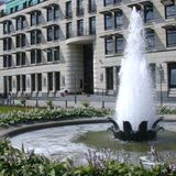 Zwei Historische Brunnen auf dem Pariser Platz in Berlin