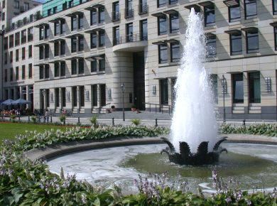 Brunnen Pariser Platz (Q: Detlev J. Pietzsch, 2009, https://bildhauerei-in-berlin.de/bildwerk/zwei-springbrunnen-7846)