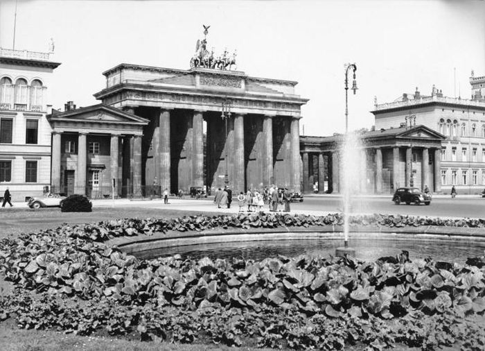 Brunnen Pariser Platz 1939 (Q: Bundesarchiv B 145 Bild P016018 / Wikimedia)