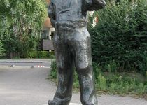 Bild zu Skulptur "Spreekieker" mit Gedenktafel für Alfred Braun