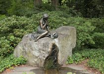 Bild zu Brunnenskulptur "Milchmädchen" im Schlosspark Britz