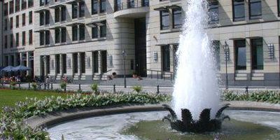 Zwei Historische Brunnen auf dem Pariser Platz in Berlin