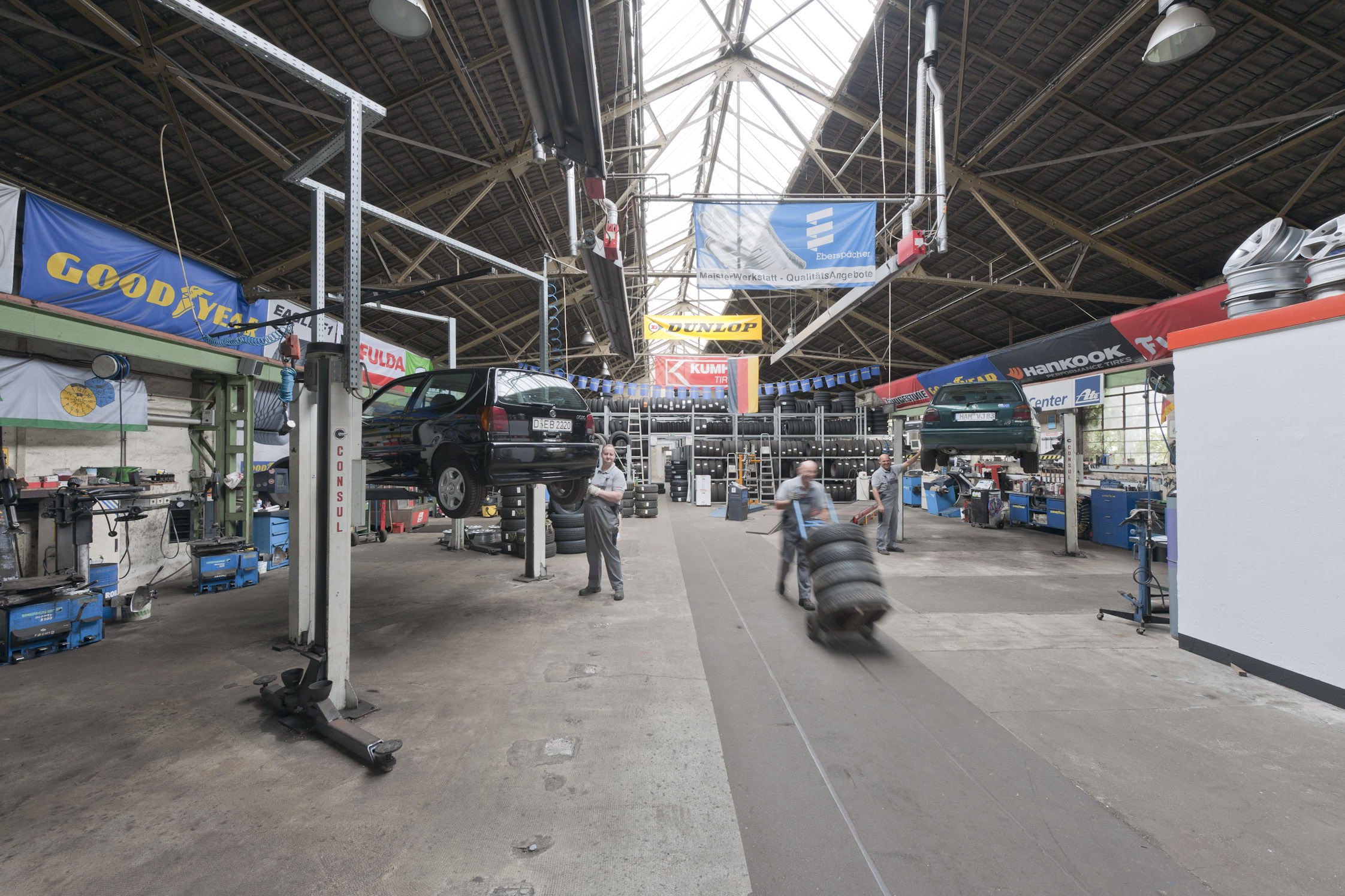 Montagehalle, zertifizierte Monteure für Reifenreparaturen, -montage ROF und KFZ-Reparaturen