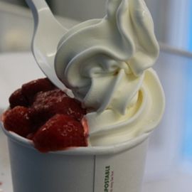 kleiner Frozen Yogurt mit heißen Erdbeeren