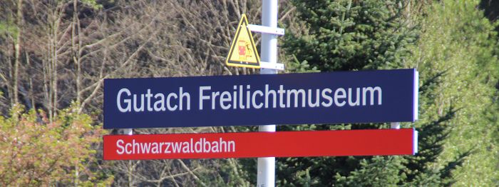 Schild: Bahnhalt Gutach Freilichtmuseum, Schwarzwaldbahn
