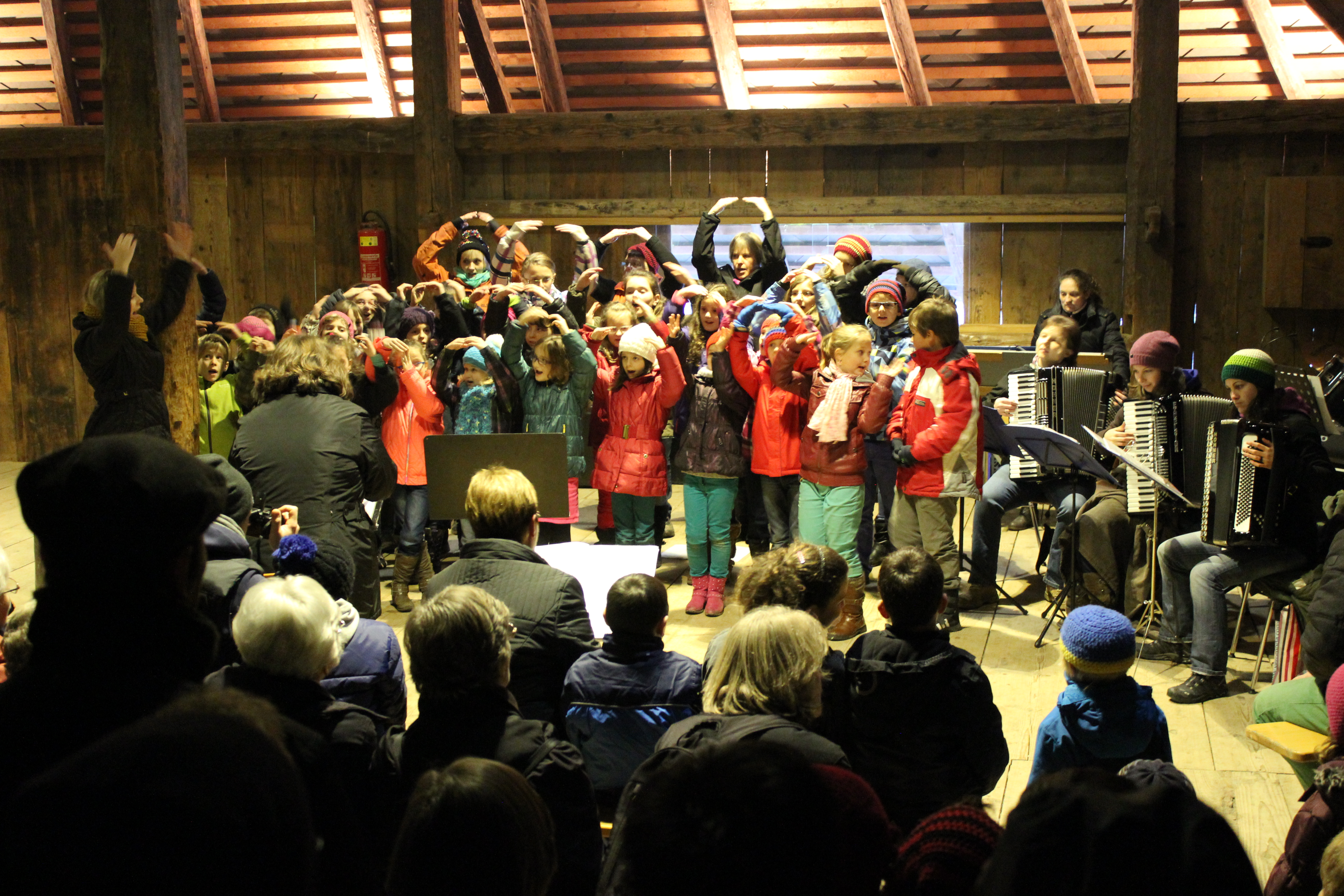 Kostprobe des Weihnachtsmusicals "Friede auf Erden" in der Tenne des Falkenhofs