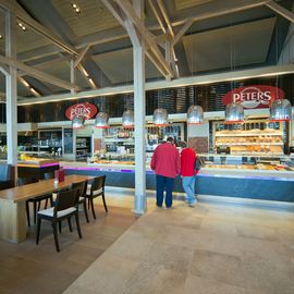 Café &amp; Bäckerei Peters Fährhafen in Sassnitz — großzügiger Raum