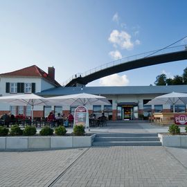 Café &amp; Bäckerei Peters Fährhafen in Sassnitz — Terrassen Sitzplätze im Aussenbereich
