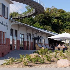 Café &amp; Bäckerei Peters Fährhafen in Sassnitz — seitliche Aussenansicht