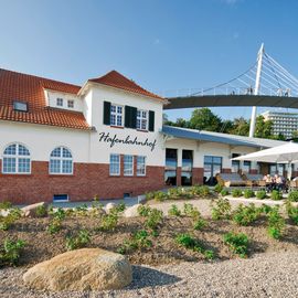 Café &amp; Bäckerei Peters Fährhafen in Sassnitz — Aussenansicht