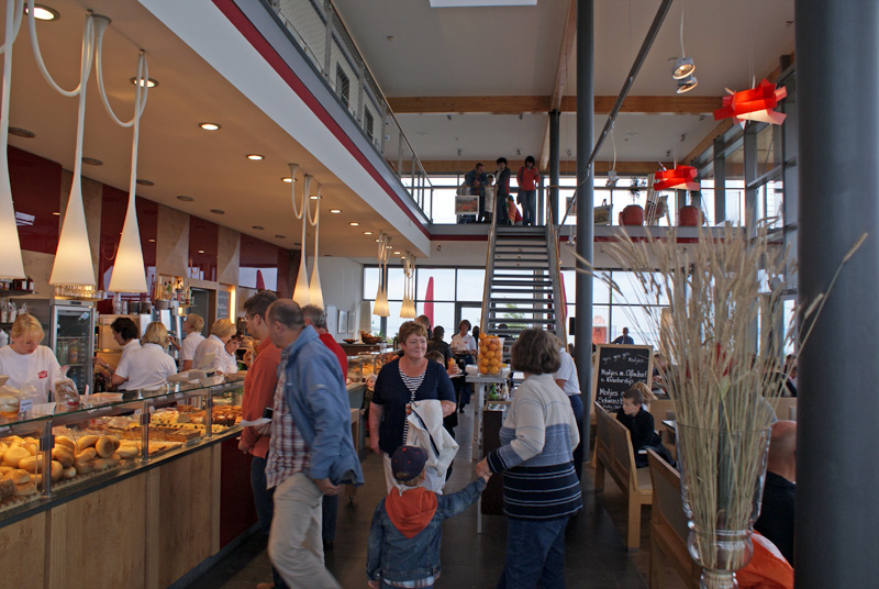 Café &amp; Bäckerei Peters Fährhafen Mukran — Innenbereich