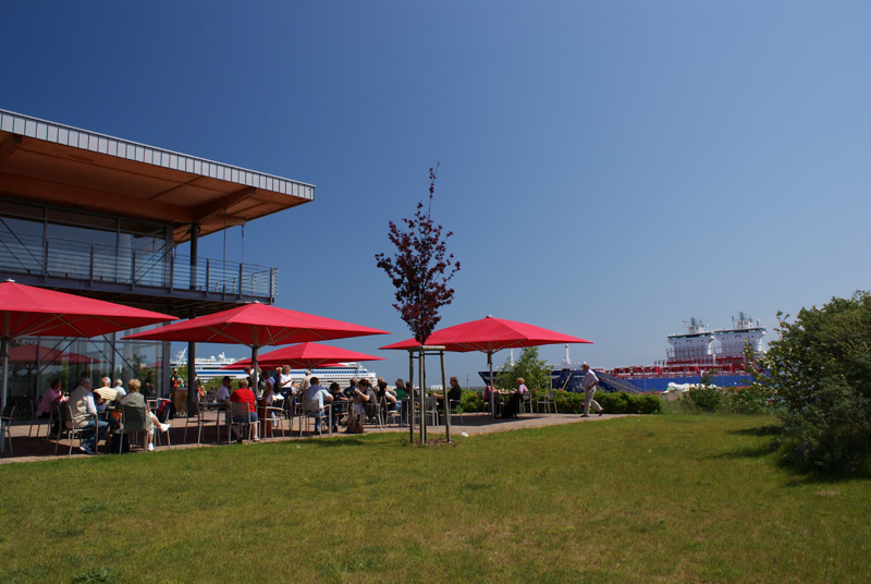 Café &amp; Bäckerei Peters Fährhafen Mukran — Terrasse, Garten, Fähren