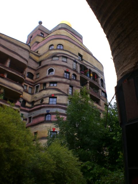 hundertwasserhaus in darmstadt "waldspirale"