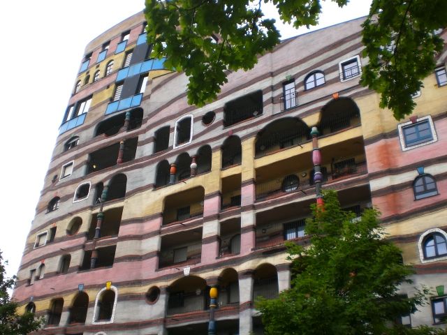 hundertwasserhaus in darmstadt "waldspirale"