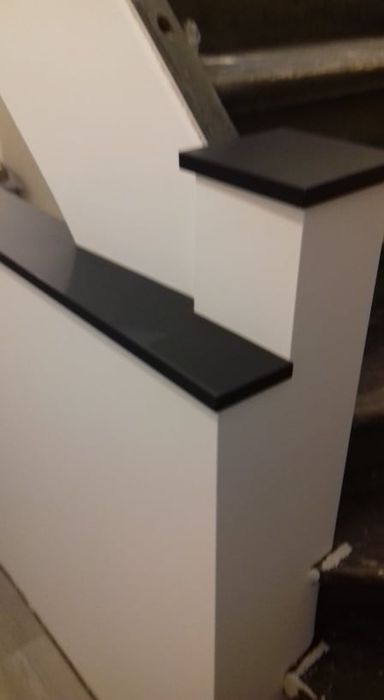 passende Holzteile auf der Treppenbrüstung so dass es zur Minibar Ton-in-Ton passt