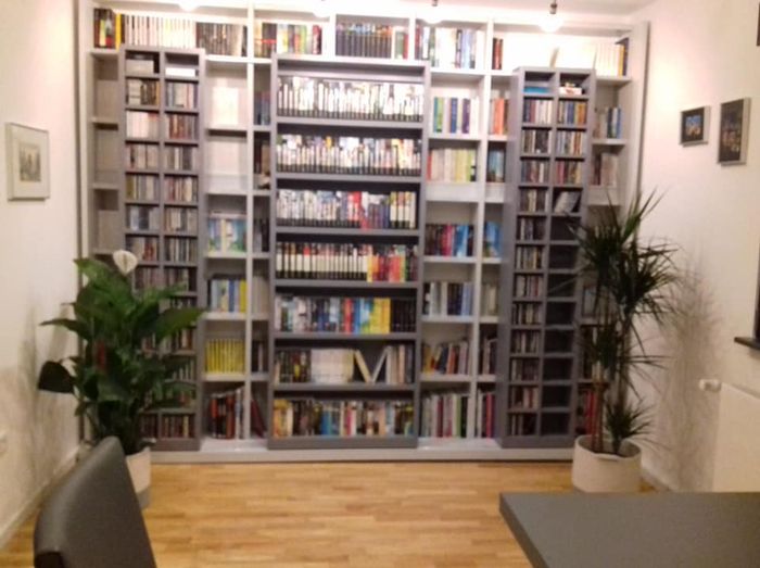 Diese Bibliothek aus dem alten Heim genau reingepuzzlet