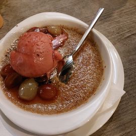 Maronenbrülee mit fruchtsorbet