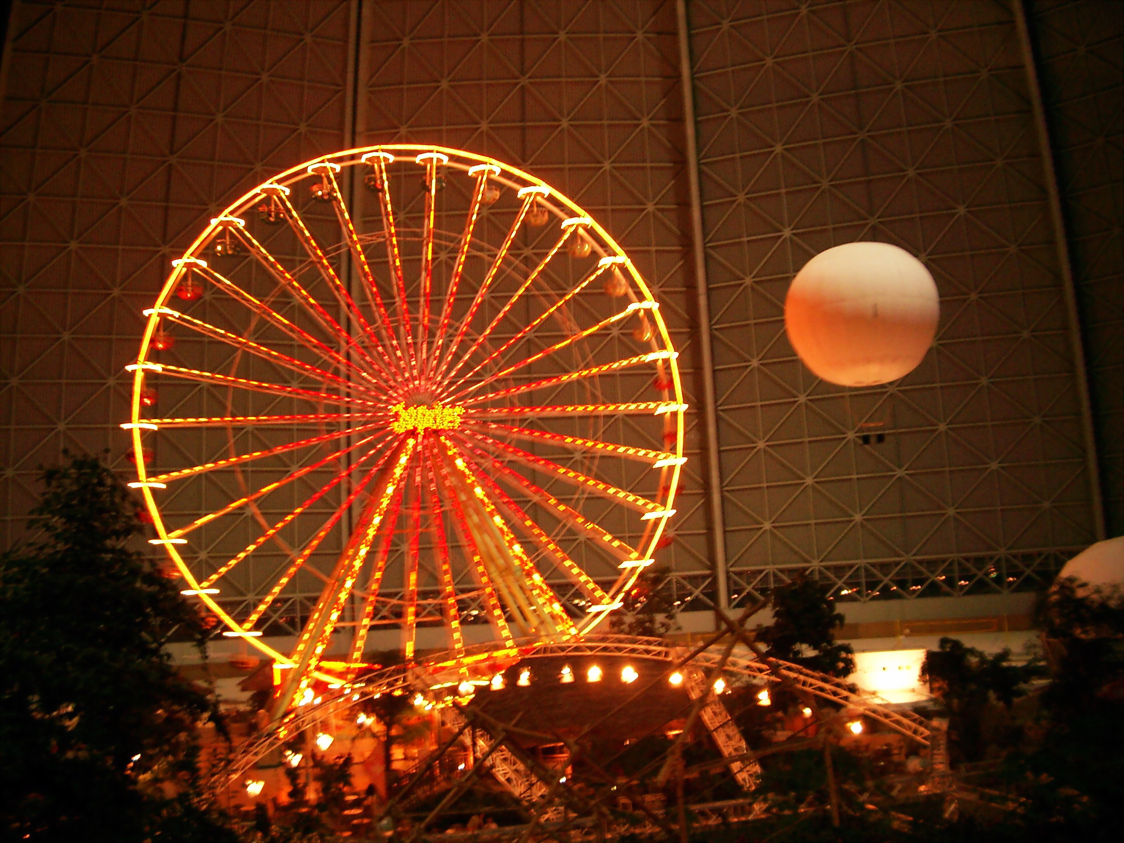 Das Riesenrad und der Ballon bei Nacht