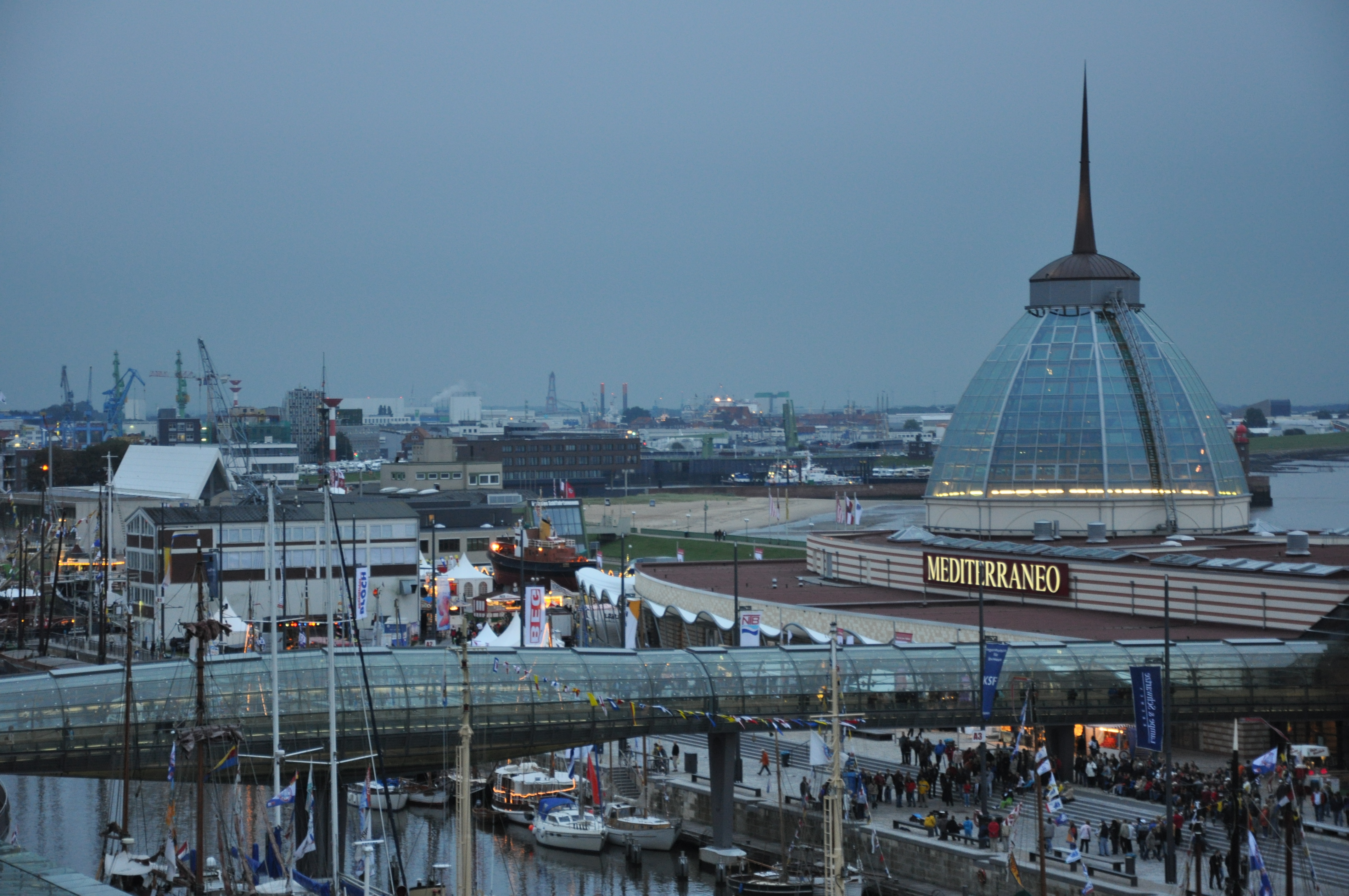 Glasbrücke vom Columbus-Center zum Mediterraneo und Klimahaus