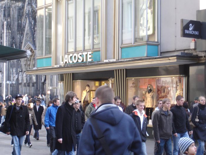 Lacoste Flagship Store Bekleidung