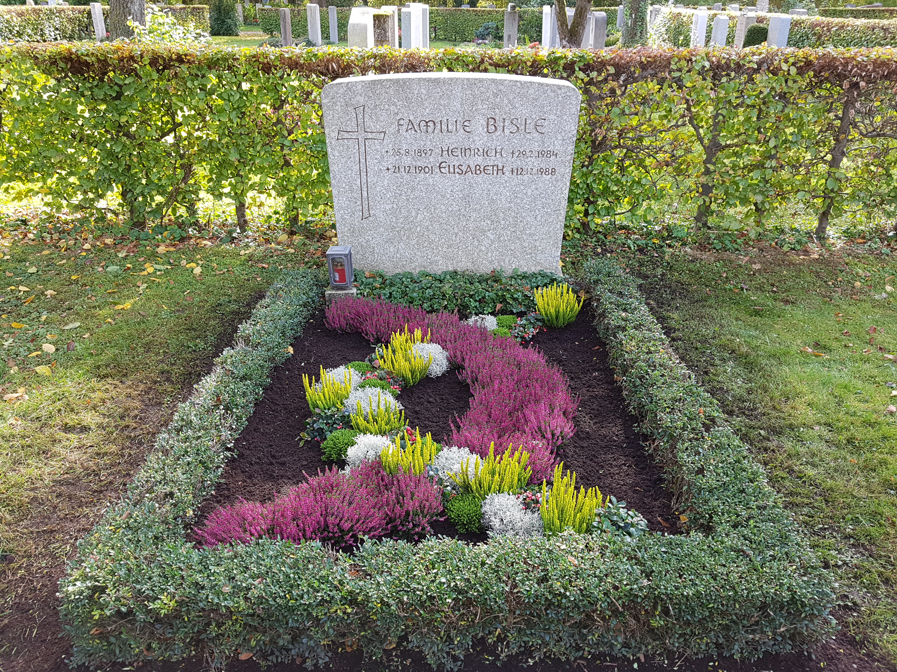 Grabpflege, Friedhofsgärtnerei