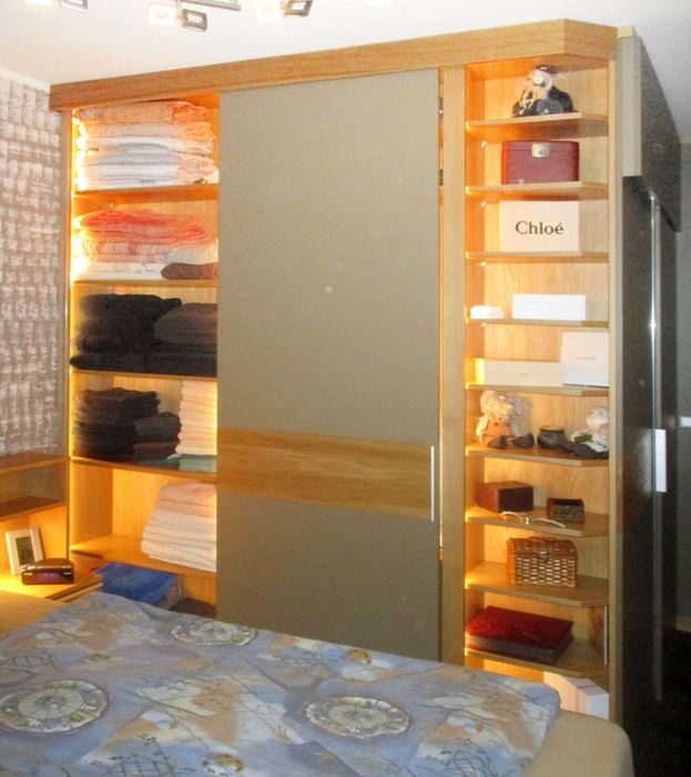 Garderobe (zugeschoben) und gleichzeitig Außenseite begehbarer Kleiderschrank